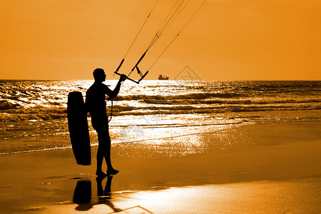 Kitesurfer光速环绕沙滩移动图片