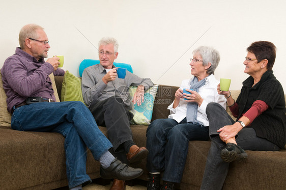 一群四岁老人一起喝咖啡聊天和共度美好的家庭时图片