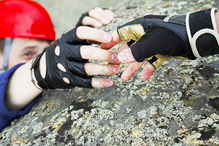 登山者伸出援手专注于手图片