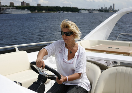 成年女子驾驶游艇方向背景图片