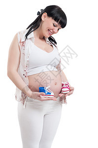 孕妇拿着不同颜色的婴儿短靴图片