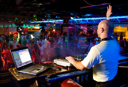 DJ在派对上在夜总会演奏曲目图片
