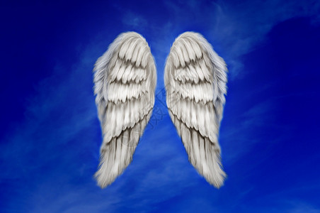 深蓝色天空上的天使之翼图片