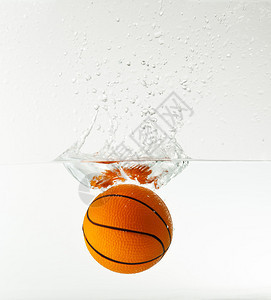 水下的篮球白色背景图片