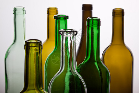 几个绿色棕色和透明的酒瓶背景图片