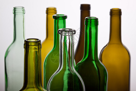 几个绿色棕色和透明的酒瓶背景图片