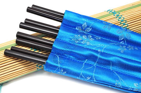 蓝色丝绸的黑筷图片