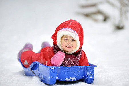 雪橇上的小女孩图片