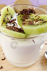 酸奶配新鲜甜猕猴桃和巧克力屑图片