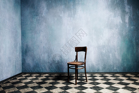 房间有旧的蓝色墙壁地板用木制椅子在高清图片