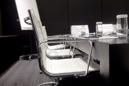 室内会议室内装有桌子桌椅和块面纸用图片