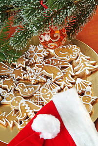 圣诞杯生活姜饼干和圣图片