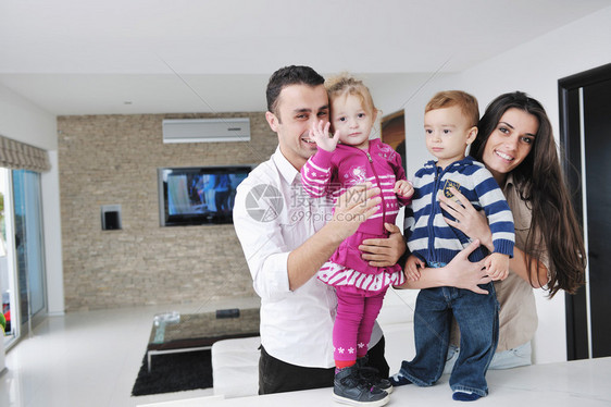 快乐的年轻家庭在新家玩得开心轻松舒图片