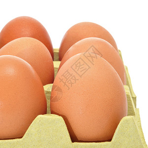 鸡蛋盒中一堆棕色鸡蛋的特写图片