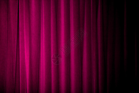 紫色窗帘褶皱多从右侧逐渐变暗图片