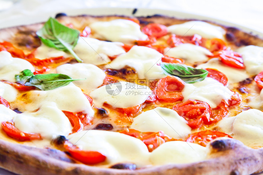 传统的马格丽塔披萨在意大利那不勒斯湾的卡普里餐馆服务图片