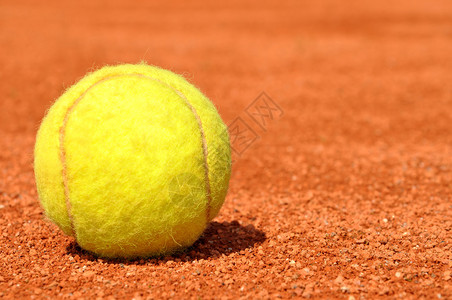 在网球红土场上的网球图片