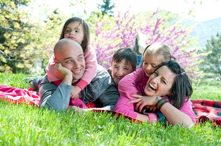 杭州乐园躺在毯子上的幸福家庭背景
