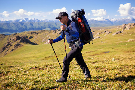 山上登山者在有图片