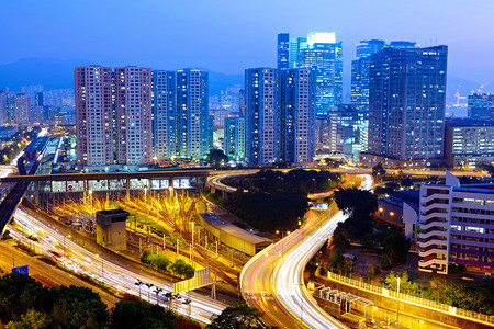 夜间的城市图片