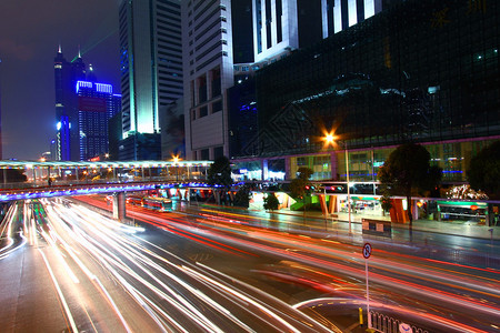 夜间穿越深圳市区的交通图片