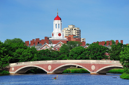 约翰W周大桥和时钟塔位于波士顿哈佛大学校园的查尔斯河上空有图片