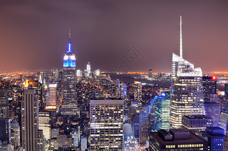 曼哈顿夜景与地标建筑图片