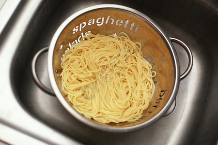 在碗里煮意大利面背景图片