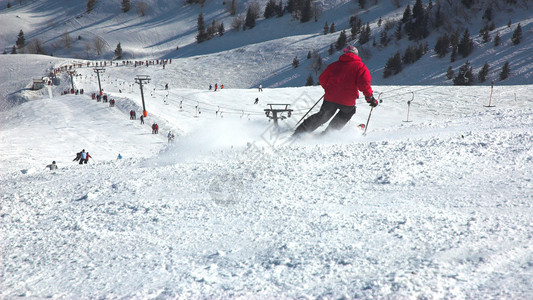 滑雪者滑雪图片