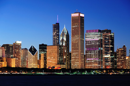 芝加哥市中心城市的天线在黄昏图片