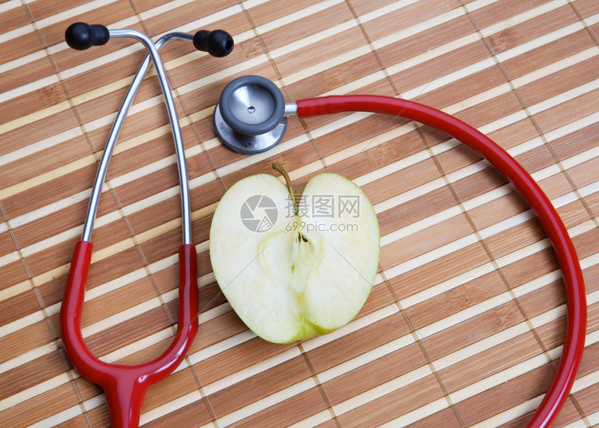 听诊镜和苹果健康的图片