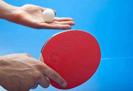 乒乓球运动员服务图片