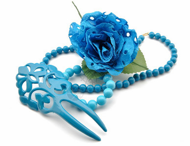 白色背景包围的梳子手镯和蓝色花朵图片
