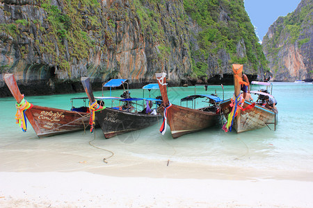 长尾船在MayaBay上泰国图片