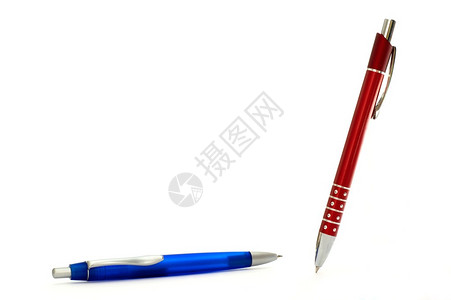 白色背景上的红色和蓝色铅笔图片