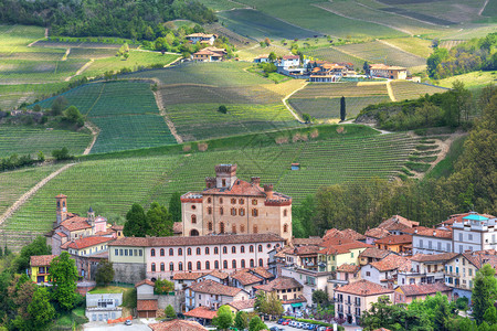 在意大利北部皮埃蒙特山丘和葡萄园之间的小城镇和巴罗洛城图片