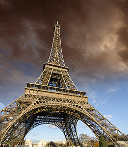 巴黎埃菲尔铁塔上图片
