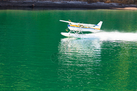 小型推进器浮机或水上飞机从湖泊平坦图片