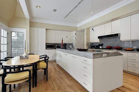 现代家庭的厨房配有白色橱柜图片