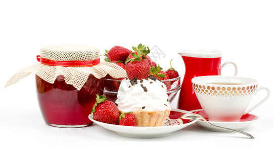甜点背景盘子上有草莓和樱桃的甜蛋糕图片