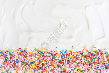 糖喷洒在白色的图片