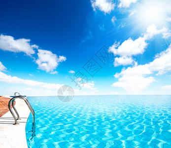 带太阳光线的无边际游泳池图片