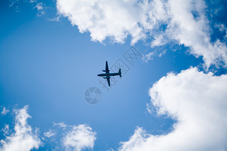 飞机在明亮的云图片