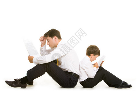 父亲和儿子坐在背对看图片