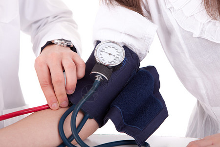 血压测量医生和病人孤立于白种背景医疗护图片
