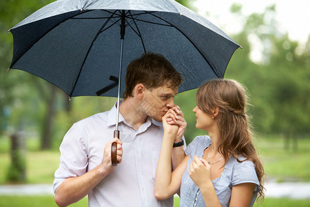 雨中伞下的男女肖像图片