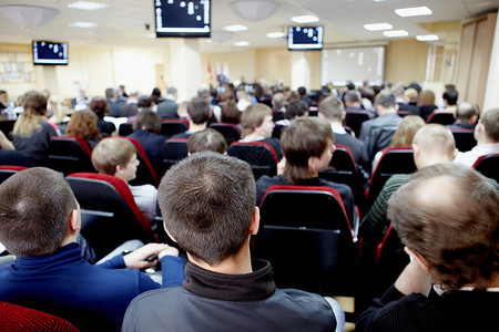 听众在会议厅会议室聆听发言者讲话AC561图片