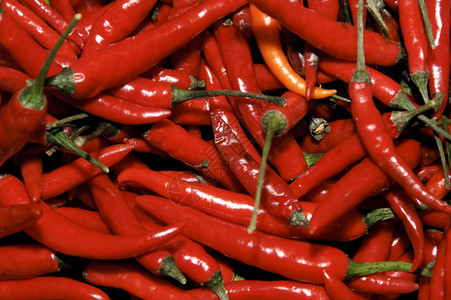 蔬菜市场里的一堆红辣椒图片