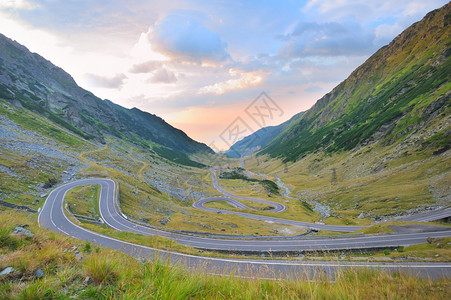 Transfagarasan蜿蜒的道路图片