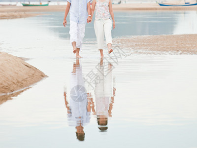 一对情侣在沙滩上散步图片